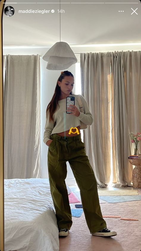 Maddie Ziegler on Instagram story, baggy pants, converse chuck taylor 90’s, light bedroom Converse Chuck Taylor Outfit Women, Converse Chuck Taylor Outfit, Maddie Ziegler Instagram, Chuck Taylors Outfit, Dress Code Outfits, Light Bedroom, Maddie Ziegler, Stockholm Fashion, Baggy Pants