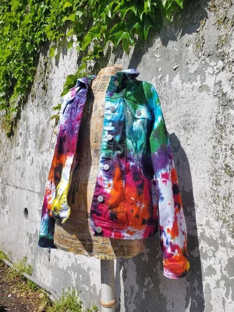 Tie Dye Denim Jacket, Denim Jacket Diy Paint, Jacket Diy, Tie Dye Jackets, Bff Shirts, Diy Denim Jacket, Dye Denim, Galaxy Colors, Tie Dye Fashion