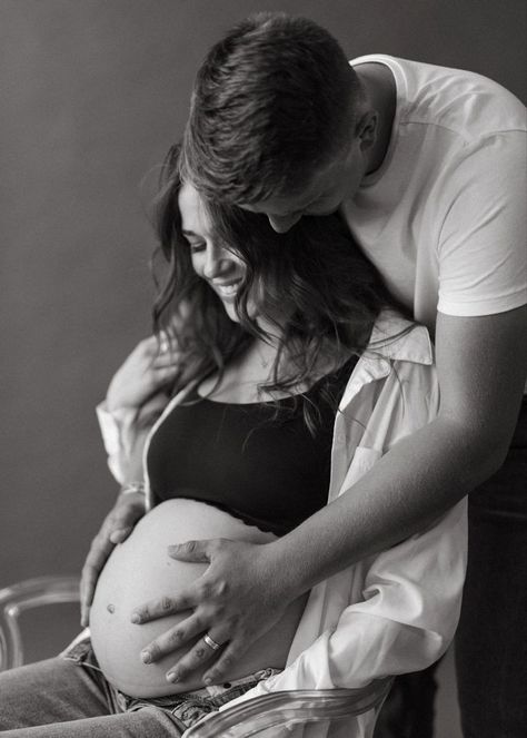 Couple Maternity Photography Ideas, Maternity Milk Bath Pictures, Maternity Indoor Photography, Pregnancy Shoot Indoor, Bath Maternity Pictures, 20 Week Pregnancy Photos, Pregnancy Photos Ideas, In Studio Maternity Session, Couple Pregnancy Pictures