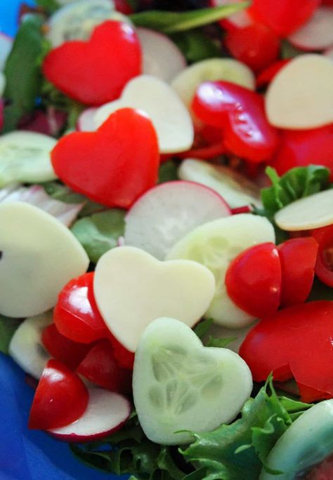 Heart Shaped Foods, Image St Valentin, Valentines Party Food, Heart Shaped Food, Valentine Desserts, Valentine Dinner, Valentines Day Dinner, Heart Food, Valentines Day Food