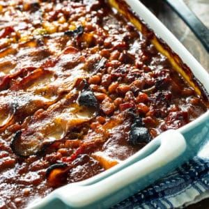 Tasty Southern Comfort Food & Drink Recipes - Spicy Southern Kitchen Baked Beans With Molasses, Recipe With Molasses, Molasses Baked Beans, Baked Bean Recipe, Cowboy Baked Beans, Slow Cooker Baked Beans, Easy Baked Beans, Molasses Recipes, Spicy Southern Kitchen