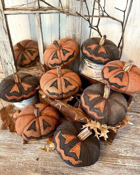 Primitive Fall Sewing Patterns, Primitive Pumpkins Diy, Primitive Pumpkin Dolls, Prim Pumpkins, Primitive Fall Crafts, Primitive Pumpkins, Prim Halloween, Primitive Halloween Decor, Scary Halloween Decorations Outdoor