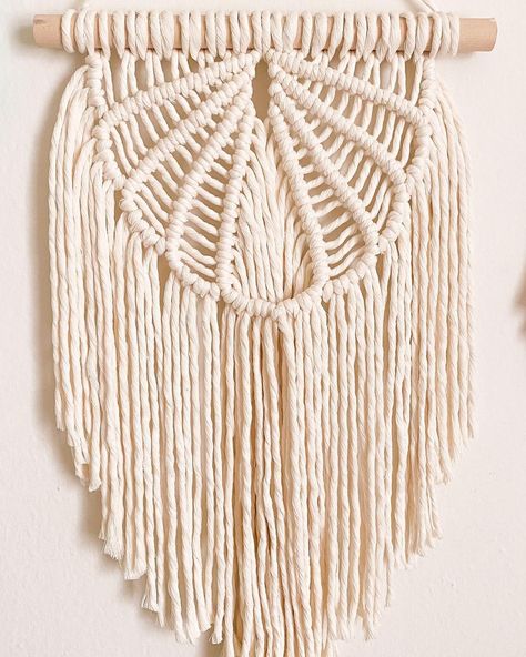 2.737 Me gusta, 65 comentarios - Rachel | Fiber Art & Supplies (@thelarksheadshop) en Instagram: "You all seemed super into the seashell wall hanging I made about a week ago, so I just made 3 more…" Seashell Macrame, Seashell Wall Hanging, Macrame Shell, Macrame Wall Hanging Patterns, Shell Pattern, Macrame Diy, Macrame Wall, Macrame Wall Hanging, Fiber Art