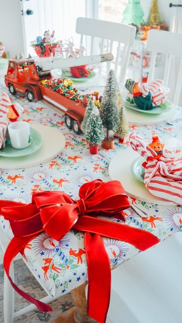 Christmas Traditions Kids, Ward Christmas Party, Christmas Tables, Christmas Tea Party, Paper Table Runner, Party 2023, Crafty Christmas, Vintage Wrapping Paper, Christmas Time Is Here