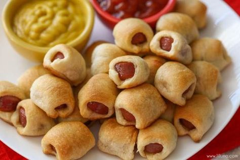 50 Kids Birthday Party Food Ideas | Homemade Recipes | http://homemaderecipes.com/50-kids-birthday-party-food-ideas/ July Appetizers, Kid Friendly Meals Dinner, Kids Birthday Party Food, Nuggets Recipe, Fruit Kabobs, Appetizer Ideas, Mini Pizzas, Family Friendly Dinners, Kids Party Food