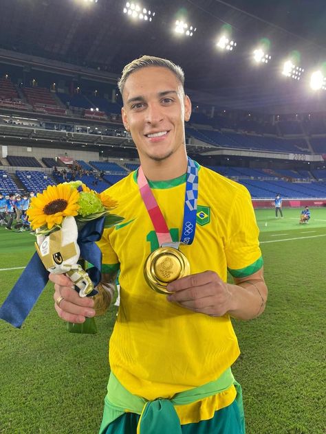 Antony With A Trophy Antony Brasil Wallpaper, Antony Brasil, Kuruluş Osman Season 2, Antony Santos, Brazil National Team, Brazil Team, World Cup Teams, Football Players Images, Football Tops