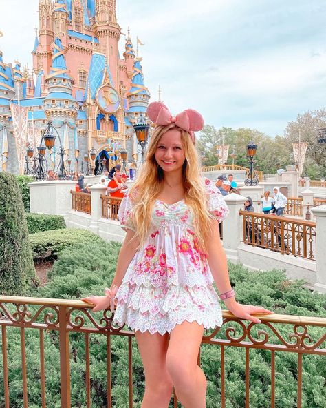 ADDIE DAWSON💗💗 on Instagram: “So this is love…✨✨✨” Addie Dawson, Disneyland Disneybound, Disney World Birthday, Disney Poses, Packing List For Disney, Disney Outfit, Disney Side, Disney Vacation, This Is Love