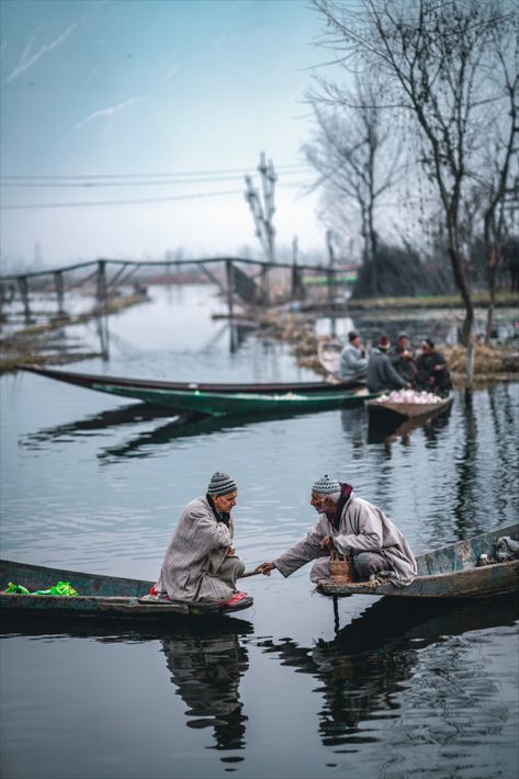 Shikara ride is one of the most soothing and relaxing aspects of a holiday in Kashmir, India. The best way to explore the calm water of the charming lakes of Srinagar 🤩 🥰 Beautiful Places In India, Holiday Destinations In India, Kashmir Trip, Travel Destinations In India, Mughal Architecture, Honeymoon Destination Ideas, Vintage Poster Design, Srinagar, Spiritual Experience