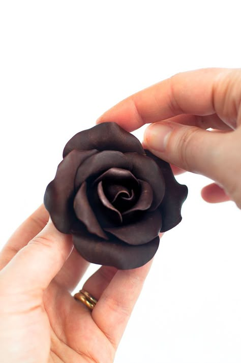 Lulu's Sweet Secrets: How To Make Modeling Chocolate Roses Make Your Own Chocolate, Chocolate Work, Modelling Chocolate, Chocolate Roses, Chocolate Art, Modeling Chocolate, Fondant Flowers, Cupcake Frosting, Fondant Figures