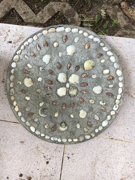 Sea Shell Stepping Stones, Seashell Stepping Stones, Shell Stepping Stones, Concrete Pathway, Garden Diy On A Budget, Modern Garden Lighting, Seashell Art Diy, Mosaic Stepping Stone, Concrete Path