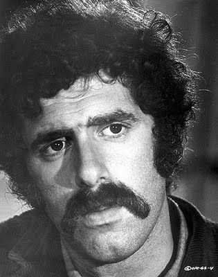 Elliot Gould Elliott Gould 70s, Old Hollywood Actors, Oceans Eleven, 70s Tv Shows, Leading Men, Fabulous Birthday, Barbra Streisand, Moustaches, Visual Media