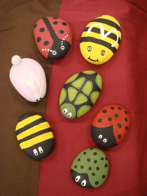 Painted Rocks (@Kris Pealo).  We did these for a MOPS make-and-take and my kids really like them. Ladybug Rocks, Rock Painting Tutorial, Art Pierre, Painted Rocks Kids, Rock Painting Ideas Easy, Rock Painting Patterns, Painting Rocks, Paint Rock, Rock Painting Designs