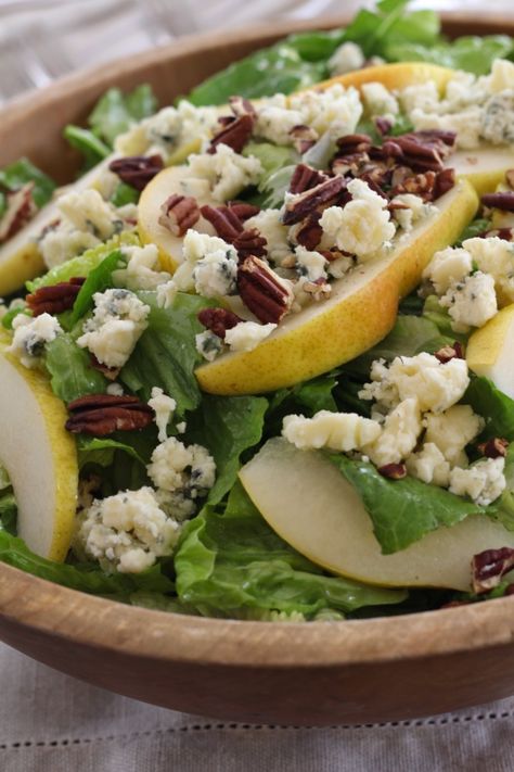 Romaine Salad with Pears, Blue Cheese and Pecans - Letty's Kitchen Salad With Pears, Lettuce Salad Recipes, Romaine Salad, Pear Salad, Romaine Lettuce Salad, Pecan Recipes, Lettuce Salad, Veggie Salad, Green Salad