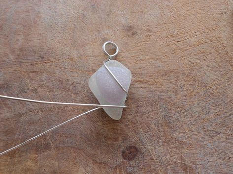 Diy Stone Wrapping, Sea Glass Jewelry Diy, Wire Wrapped Stone Jewelry, Wire Wrapping Tutorial, Wire Wrap Jewelry Designs, Wire Wrapping Diy, Wire Wrapped Jewelry Diy, Wire Wrapped Jewelry Tutorials, River Rocks