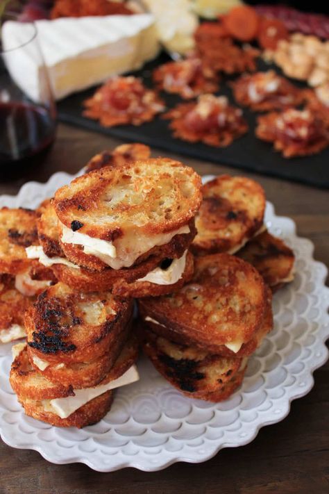 Brie and Candied Bacon Grilled Cheese Bites - Domesticate ME Grilled Cheese Bites, Bacon Grilled Cheese, Cheese Bake, Candied Bacon, Cheese Bites, Video Recipes, Wrap Sandwiches, Roast Beef, Small Bites