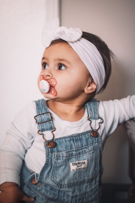 Baby Overalls Photoshoot, Baby Overall Outfit, Baby Overalls Outfit, Girl Overalls Outfit, Baby In Overalls, Baby Girl Outfit Ideas, Girls Jeans Outfit, Overalls Baby Girl