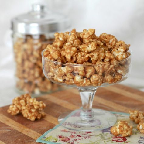 An easy recipe for sweet and crunchy caramel popcorn. Make your own and package in individual bags. Tie with a bow for sweet holiday gifts. Crunchy Caramel, Caramel Corn Recipes, Grateful Prayer, Work Food, Grandma's Recipes, Carnival Food, Work Meals, Thankful Heart, Caramel Corn