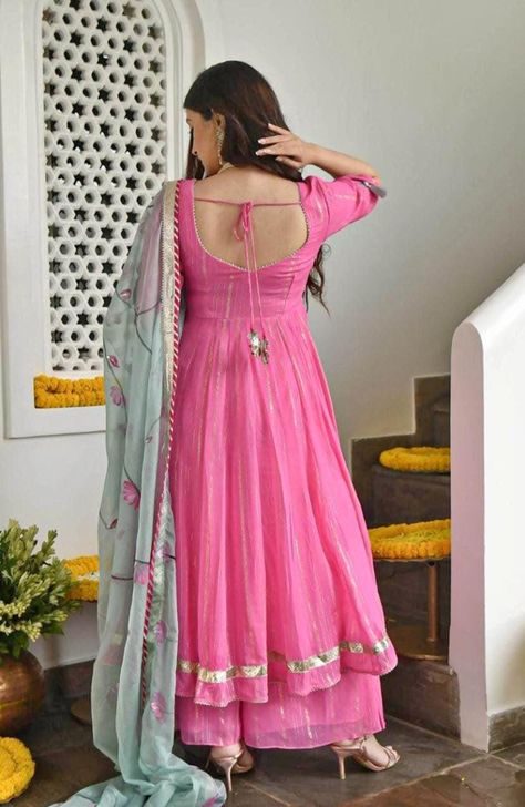 Latest Traditional Dresses, Lengha Blouse Designs, Suit Neck Designs, Asian Style Dress, Simple Frock Design, Long Frock Designs, Simple Fashion Outfits, Ethnic Suit, Trendy Outfits Indian