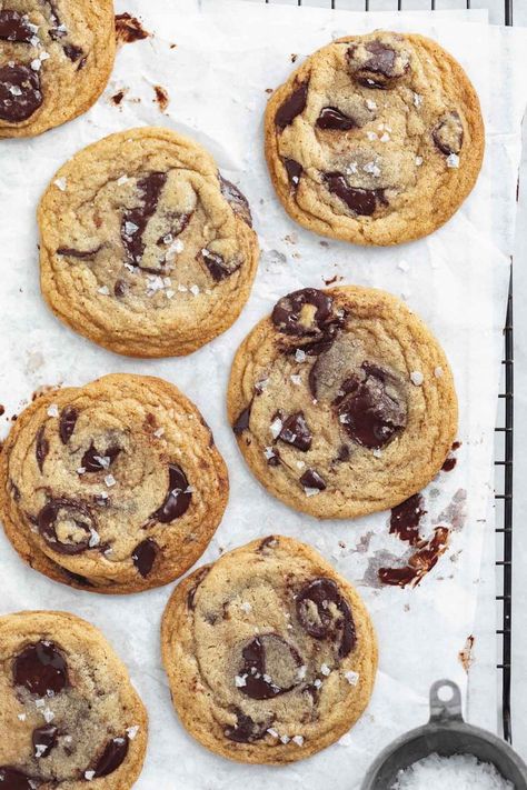 Your search for the best chocolate chip cookies ends here. This chewy chocolate chip cookie recipe is made with browned butter and huge chunks of chocolate! Bakery Brown, Gourmet Chocolate Chip Cookies, Brownie Vegan, Chewy Chocolate Chip Cookies Recipe, Broma Bakery, Best Chocolate Chip Cookies, Best Chocolate Chip, Perfect Chocolate Chip Cookies, Oatmeal Chocolate