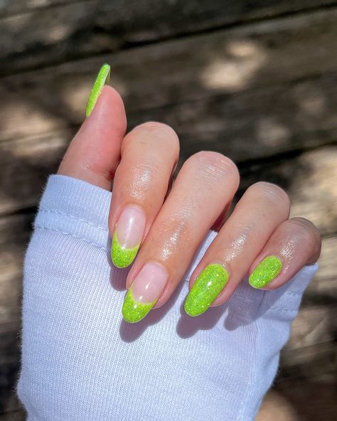 💚brat(z) summer💚 Ngl, when I first heard of this trend, I thought it had to do with Bratz dolls 😂👵🏻 love a bright, juicy lime green with reflective sparkles by the poolside 🌊🍏 Products: Summer Monday-Fridays by @opi_professionals Neon On/Off 1362 by @icegel_global #bratstyle #bratsummer #greennails #neonnails #glitternails #koreannails light green sparkly glitter flash on Korean gel nails Glitter Green Nails, Green Neon Nails, Brat Nails, Korean Gel Nails, Korean Nails, Brat Style, Make Up Inspo, Neon Nails, Bratz Doll