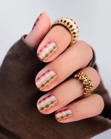 Nail Art Two Fingers, Cute Short Nails Autumn, 60s Nail Designs, 60s Nail Art, Retro Nail Designs, 60s Nails, Squoval Acrylic Nails, 60s Wallpaper, Simple Fall Nails