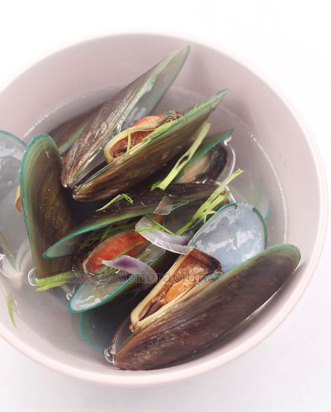 Mussel Soup, Blanched Spinach, Chicken Tinola, Pilipino Food Recipe, Filipino Soup, Creamy Spinach Sauce, Cooking Mussels, Green Mussels, Tinola