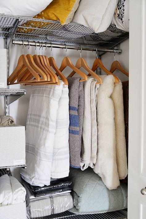 Living in a small house or apartment means you have to get a creative with your organizing, and these brilliant ideas will certainly help! Closet Containers, Linen Organization, Organization Ideas Closet, Linen Closet Organization Ideas, Front Hall Closet, Hanger Closet, Store Blankets, Organizing Linens, Ideas Closet