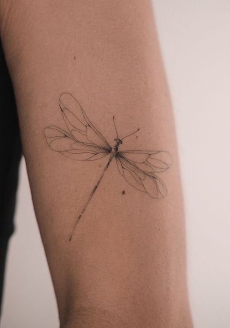 Tattoo Designs Dragonfly, Fine Line Tattoo Ideas Dragonfly, Cute Simple Minimalist Tattoos, Line Work Dragonfly Tattoo, Fine Line Dragonfly Tattoo Design, Dragon Fly Line Tattoo, Dragonfly Tattoo Linework, Fine Line Bug Tattoo, Dragon Fly Tattoos For Women