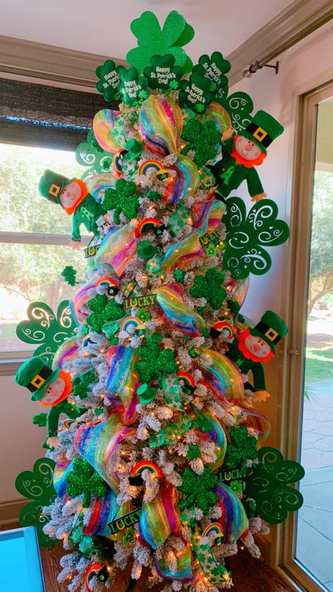 Easter Celebration Ideas, Easter Breakfast Ideas, St Patrick's Day Tree, St Patricks Decorations, Easter Table Setting, Fair Outfit, St Patricks Crafts, Easter Breakfast, Valentine Tree