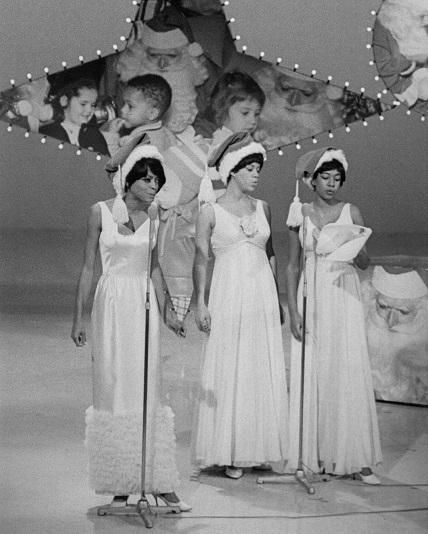 The Supremes L-R Diana Ross, Florence Ballard and Mary Wilson singing Children's Christmas Song during rehearsals for TV show Hullabaloo in New York. Air date December 13, 1965 Childrens Christmas Songs, Diana Ross Supremes, Mary Wilson, The Supremes, Old School Music, Billie Holiday, Black Music, Diana Ross, Variety Show