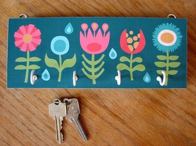 key holder tutorial Key Rack Diy, Diy Key Holder, Key Holder Diy, Paint Keys, Diy Key, Creative Car, Car Key Holder, Old Keys, Wall Key Holder