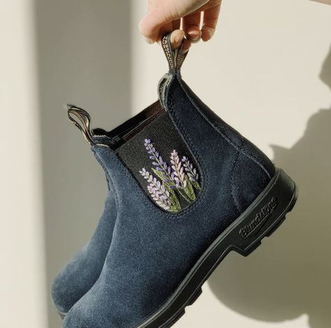 Embroidered Hats Ideas, Embroidery Boots, Blundstone Boots, Embroidered Boots, Hand Embroidery Projects, Embroidered Shoes, Hand Embroidery Art, Shirt Embroidery, Gorgeous Shoes