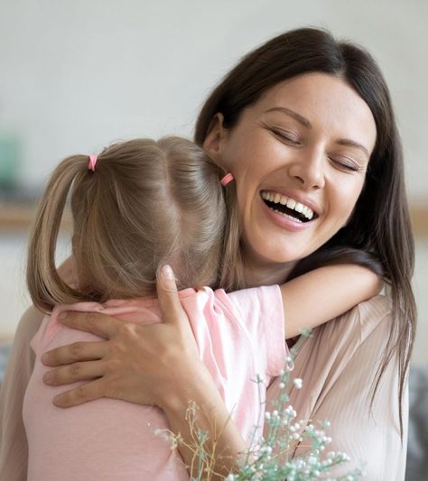 How To Build A Secure Attachment With Your Child #Children #ParentLife #RaisingKids https://www.momjunction.com/articles/secure-attachment_00582260/ Gestures Of Love, Board Wallpaper, Nonverbal Communication, Secure Attachment, Parent Child Relationship, Parenting Articles, Parent Life, Mom Junction, Attachment Parenting