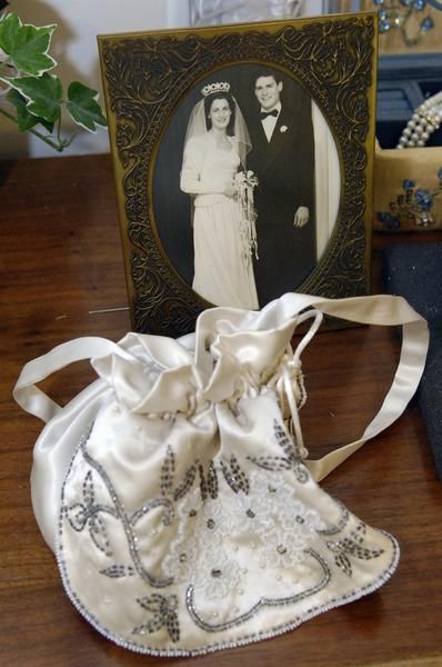 Recycling wedding gowns - Make a wedding purse for the bride. Reuse Wedding Dress, Wedding Dress Quilt, Upcycled Wedding Dress, Repurpose Wedding Dress, Recycle Wedding Dress, Wedding Dress Keepsake, Dress Upcycle, Upcycled Wedding, Old Wedding Dresses