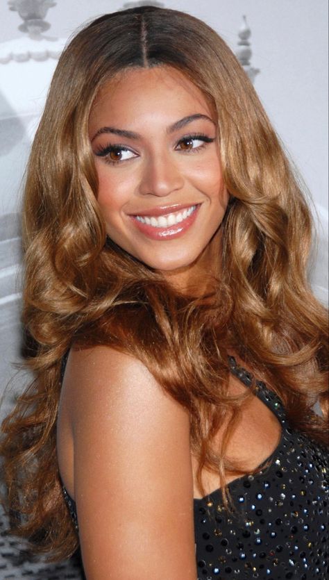 Beyonce Makeup, Beyonce 2000's, Beyonce Blonde, Beyonce Instagram, Beyonce Hair, Queen Bee Beyonce, Beyonce Outfits, Sew In Hairstyles, Beyonce Style