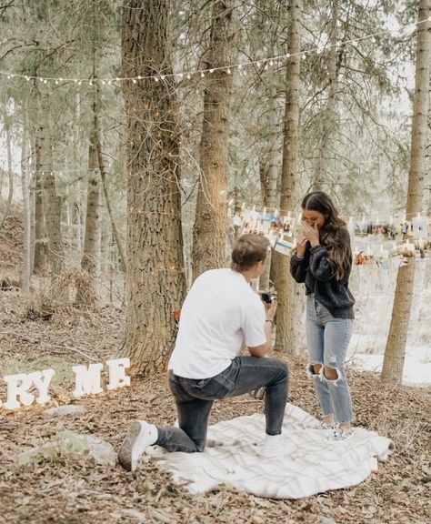 Engament Ideas Proposals Engagement, Small Intimate Proposal, Outside Engagement Ideas, Proposal With Pictures Hanging, Engagement Spot Ideas, Simple Nature Proposal, Photo Shoot Proposal Surprise, Easy Proposal Ideas Engagement, Proposal Ideas In The Woods