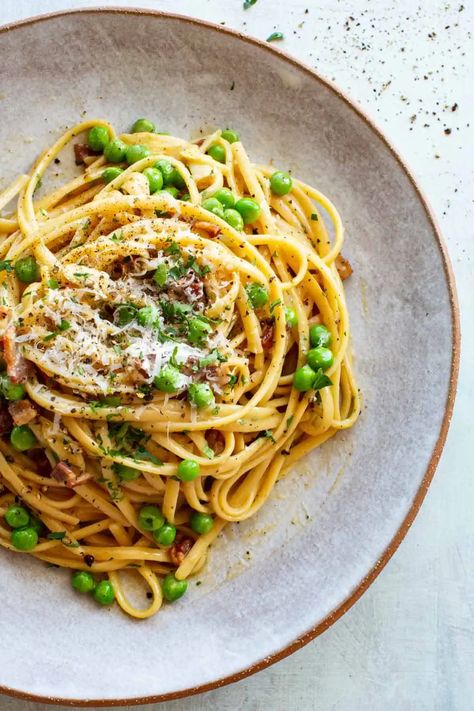 Bacon Pea Pasta, Carbonara With Peas, Peas And Bacon, Creamy Honey Mustard Chicken, Pea Pasta, Pasta Alla Carbonara, Tomato Risotto, Spring Pasta, Quick Pasta