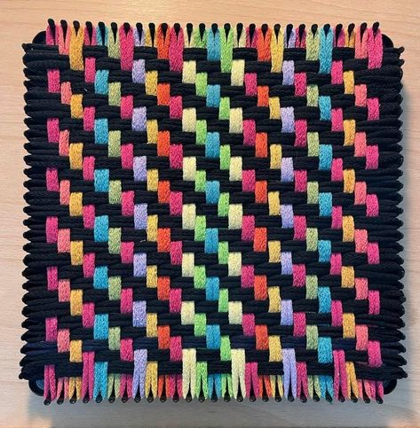 Loom Potholder Patterns, Potholder Loom Patterns, Weaving Rainbow, Loop Potholders, Potholder Designs, Loom Board, Loom Crochet, Potholder Loom, Weaving Loom Diy