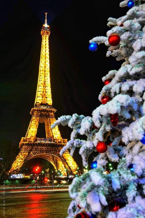 Eiffel Tower At Christmas, Christmas In Paris Wallpaper, Paris Christmas Wallpaper, Handphone Wallpaper, Eiffel Tower Christmas, Disneyland Holidays, Paris Winter, Paris Tour, Disney Paris