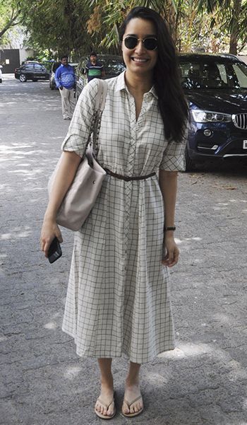 Shraddha Kapoor Indowestern Outfits Casual Women, Checked Kurti Designs Indian, Checks Kurti Designs, Casual Frocks, Frock For Women, Casual Indian Fashion, Long Kurti Designs, Cotton Kurti Designs, Salwar Kamiz