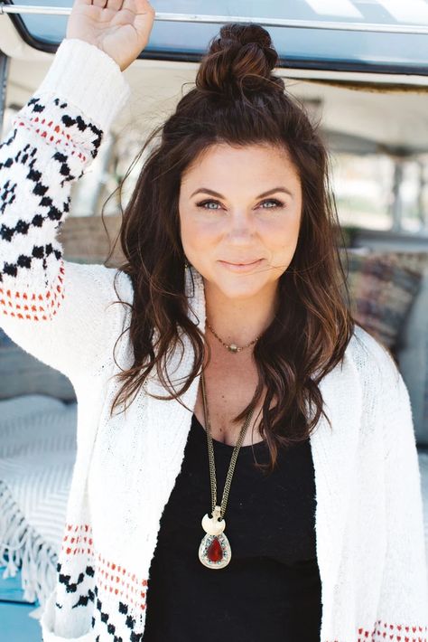 Tiffani Amber Thiessen Hair, 1990 Style, Tiffany Amber, Tiffani Amber Thiessen, Tiffani Thiessen, Bohemian Vibes, Into The Night, Favorite Hairstyles, Hair Fall