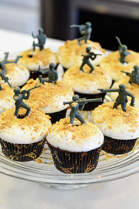 These Army men cupcakes are prefect for special occasions or just for fun! Eggless Blueberry Muffins, Army Cupcakes, Simplified Home, Army Cake, Birthday Cupcakes Decoration, Cupcakes For Men, Golden Afternoon, Cake Tray, Army Men