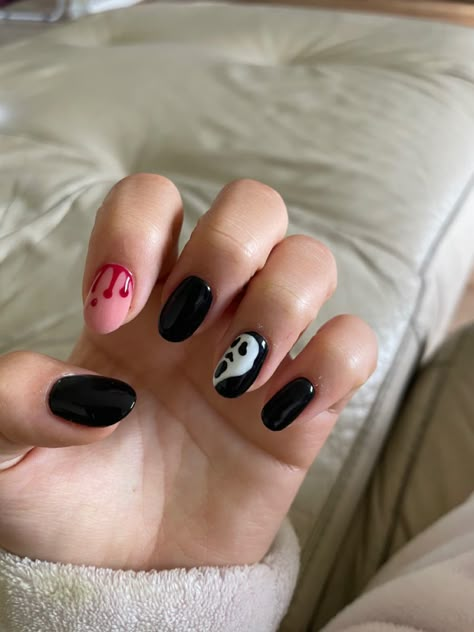 Black Gel Nails Short Halloween, Short Almond Halloween Acrylic Nails, Short Nail Art Halloween, Short Gel Nail Designs Halloween, Halloween Biab Nails Short, Halloween Basic Nails, Short Hollowed Nails, Spooky Halloween Nails Short Almond, Simple Halloween Nails Short Almond