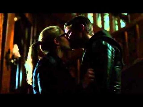 Oliver And Felicity Kiss, Arrow Oliver And Felicity, Arrow Felicity, Stephen Amell Arrow, Arrow (tv Show), Oliver And Felicity, Arrow Oliver, Team Arrow, Tv Romance