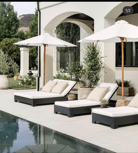 Modern French Country Exterior, French Backyard, French Pool, Outdoor Pool Furniture, Modern Outdoor Seating, French Country Exterior, Poolside Decor, Beach House Vacation, Dream Patio