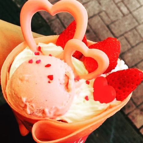 Arigato Japan Food Tours on Instagram: “Super Cute sweets are the highlight of our Kawaii Food Tour in Omotesando + Harajuku 🍬🍭🍦💕 #kawaii #harajuku #eattherainbow #tokyo” Strawberry Crepes, Kawaii Dessert, Kawaii Cooking, Pretty Dessert, Cute Snacks, Pink Foods, Cream Desserts, Think Food, Ice Cream Desserts