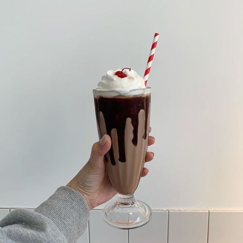 Confort Food, Lara Jean, Coffee Chocolate, Chocolate Milkshake, Tasty Baking, Korean Clothing, Chocolate Drinks, Brown Aesthetic, Chocolate Coffee