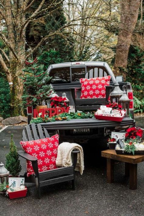 Nightmare Before Christmas Trunk, Outdoor Christmas Photos, Christmas Greenery Wreath, Christmas Mini Shoot, Outdoor Christmas Party, Vintage Truck Christmas, Holiday Party Ideas, Rustic Party, Party Trends