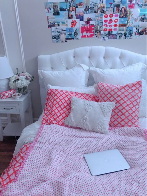 Pink Southern Bedroom, Preppy Bed Frame, Preppy Bed Ideas, Preppy Bedsheets, Pink Preppy Room Decor, Bedrooms Preppy, Preppy Bed, Pink Preppy Room, Preppy Bedrooms