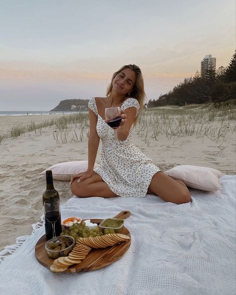 Picnic Photo Shoot, Picnic Pictures, Picnic Photography, Picnic Inspiration, Cute Date Ideas, Shotting Photo, Photographie Portrait Inspiration, Picnic Date, Glass Of Wine